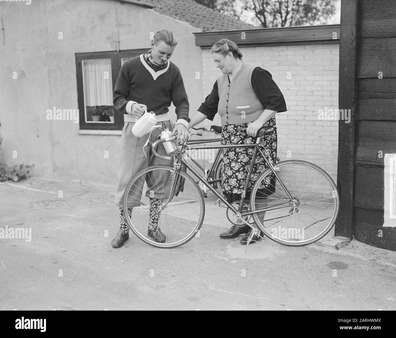 Kees Broekman En Vélo Vers La Norvège Date : 19 Septembre 1949 Lieu : Norvège Mots Clés : Norvège, Cyclisme Nom Du Personnage : Kees Broekman Banque D'Images