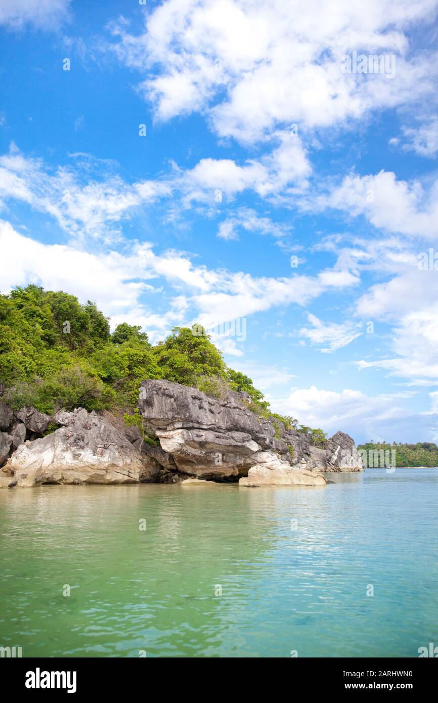 Rochers au bord de la mer sur l'île de Caramoan, aux Philippines, en Asie. Magnifique paysage marin. Concept de vacances d'été et de voyage. Banque D'Images