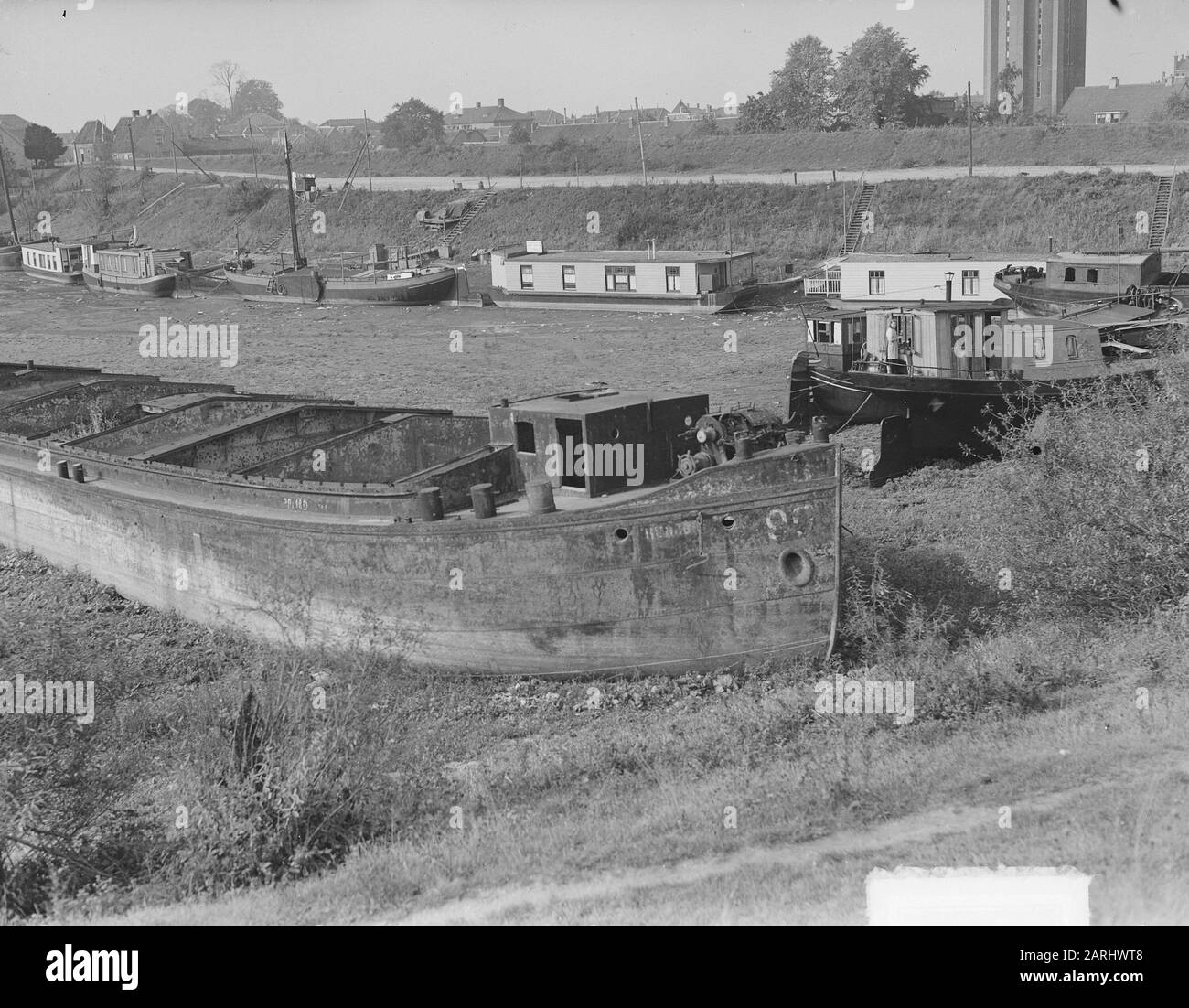 Péniche sur terre sèche à Tiel Datum: 13 octobre 1949 lieu: Gueldre, Tiel mots clés: Bateaux résidentiels Banque D'Images