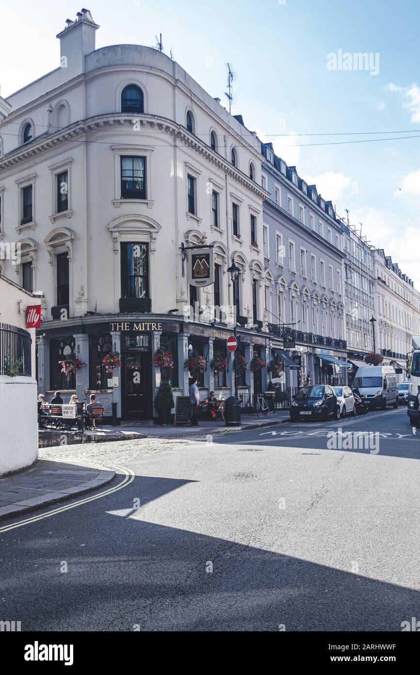 Londres/UK- 22/07/19: Les gens assis aux tables juste à l'extérieur du Mitre Pub sur Craven Terrace à Bayswater. Les pubs sont un établissement social de boisson Banque D'Images