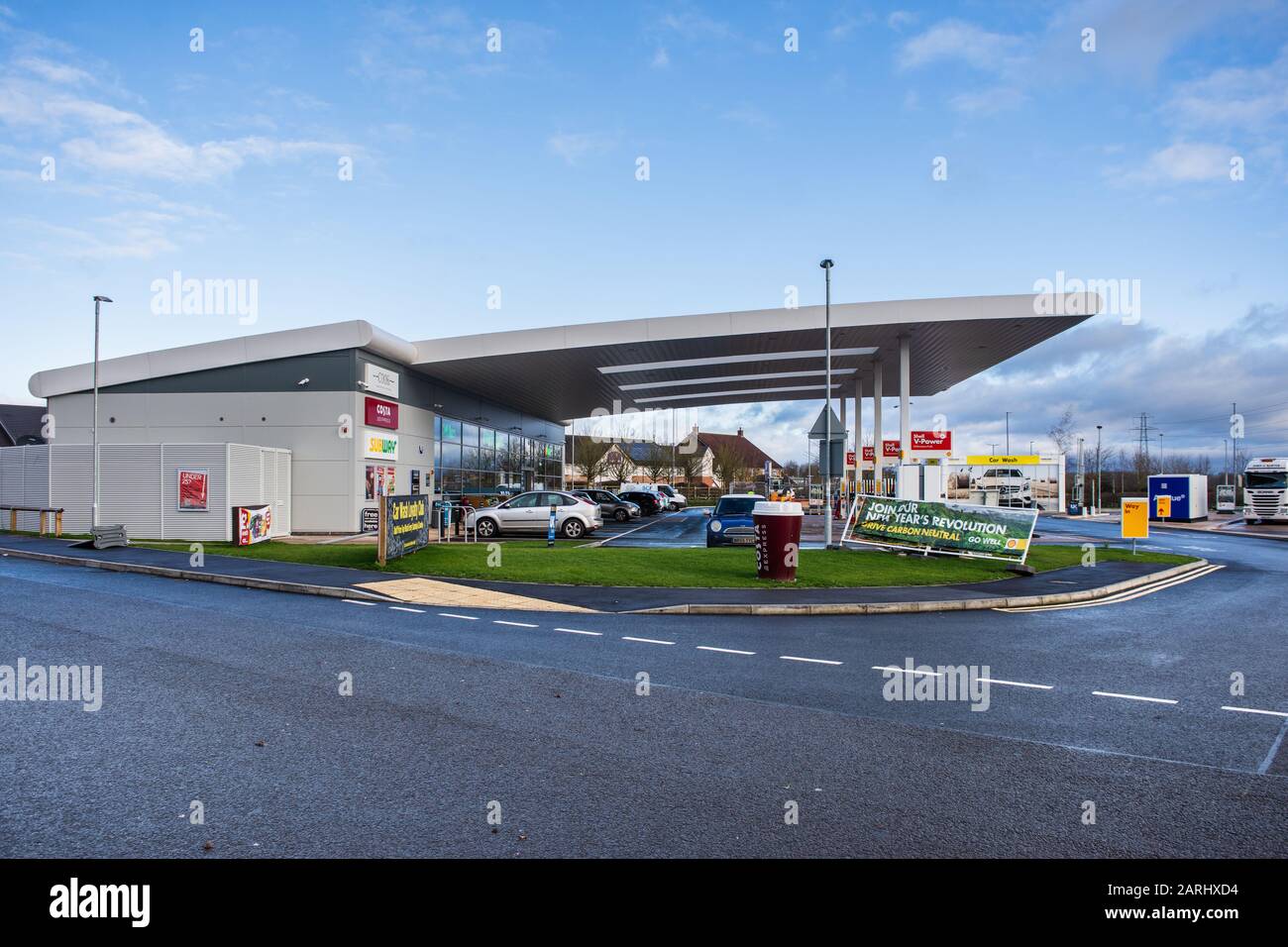 Une station de ravitaillement et de service en coquille avec un magasin de perruches, costa, et des points de métro Banque D'Images