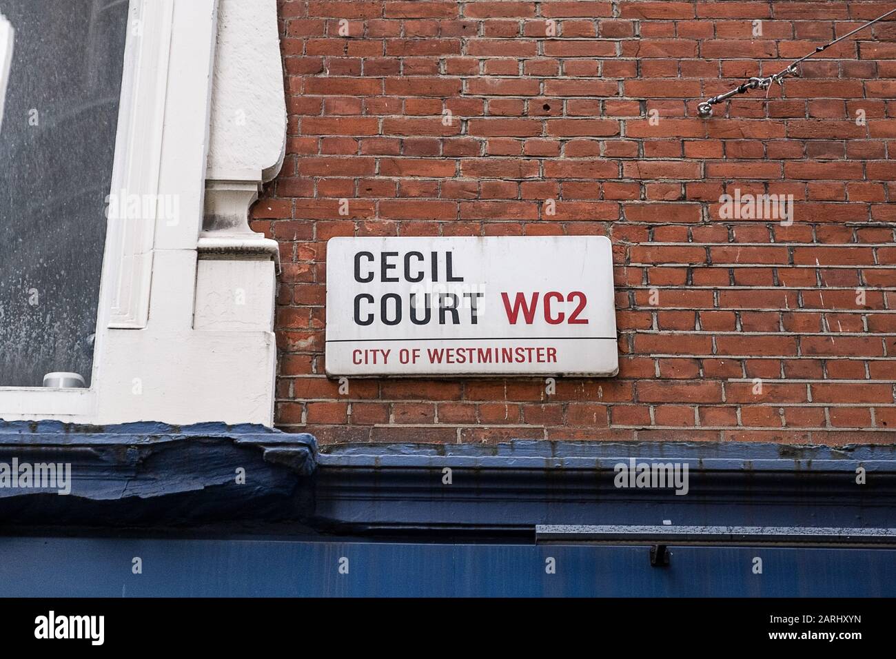 Panneau de nom de rue Cecil court, Londres, Royaume-Uni. Un panneau de nom de rue est un type de panneau de signalisation utilisé pour identifier les routes nommées Banque D'Images