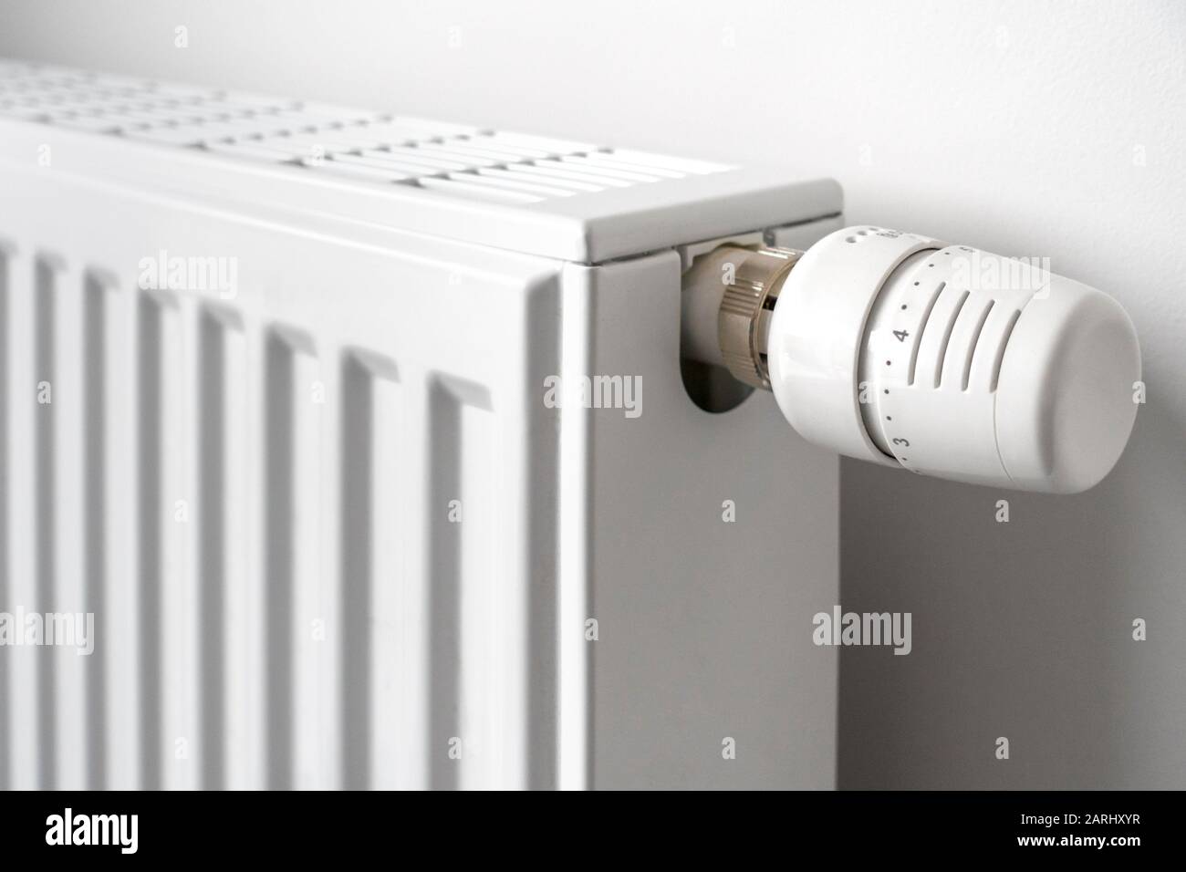 Gros plan de la soupape thermostatique du radiateur / TVR installée sur le radiateur du système de chauffage à eau chaude domestique pour contrôler la température d'une pièce Banque D'Images
