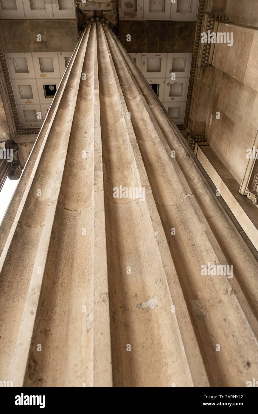 Vue panoramique sur les colonnes de l'ordre ionique près de l'entrée principale du British Museum à Londres. L'ordre ionique est venu de la Grèce orientale Banque D'Images