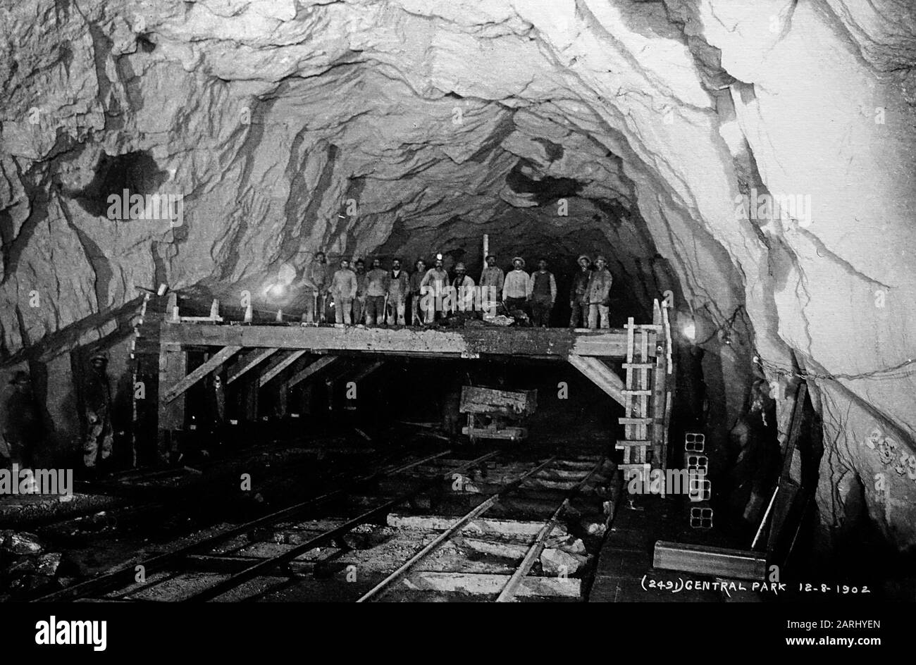 Photo du début du XXe siècle montrant les travailleurs de la construction travaillant dans le tunnel du métro de New York City Banque D'Images