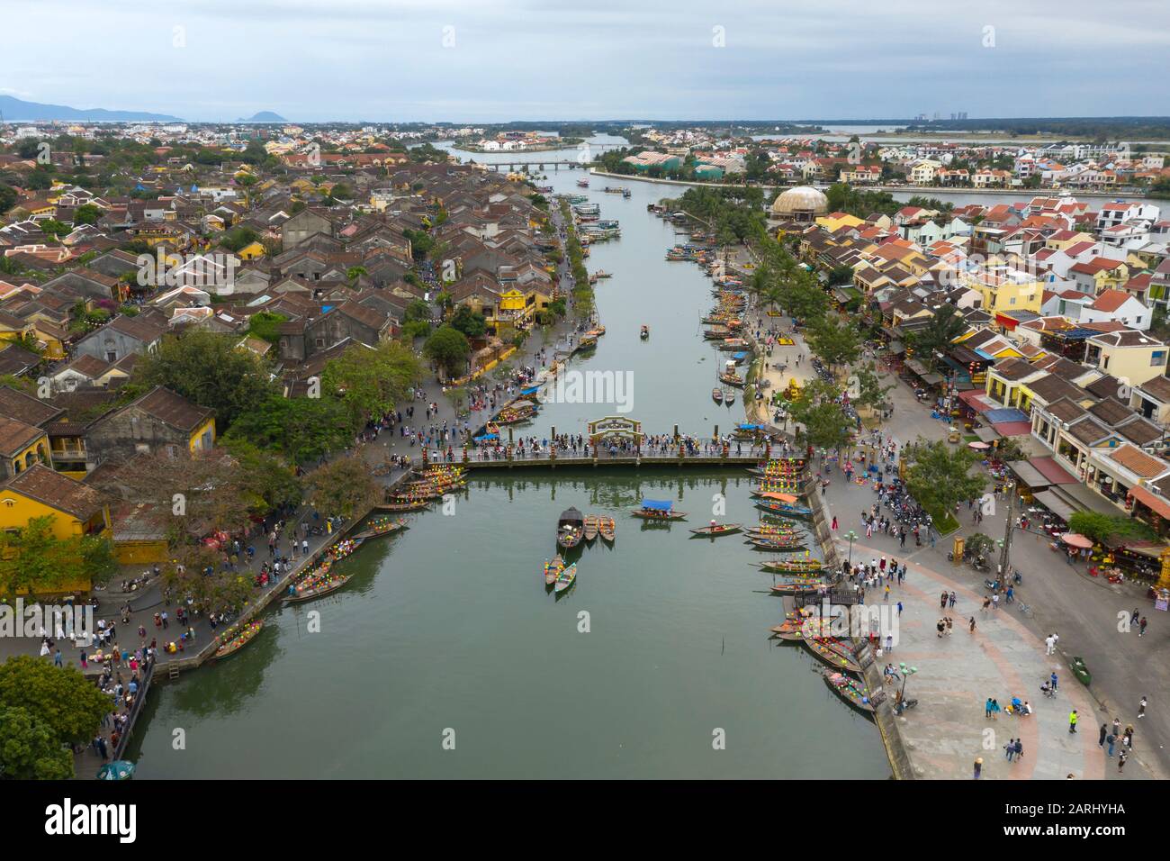Grand-après-midi photo aérienne de la belle vieille ville de Hoi An au Vietnam avec le pont D'Un Hoi. Hoi An fait partie d'un site du patrimoine mondial de l'UNESCO Banque D'Images