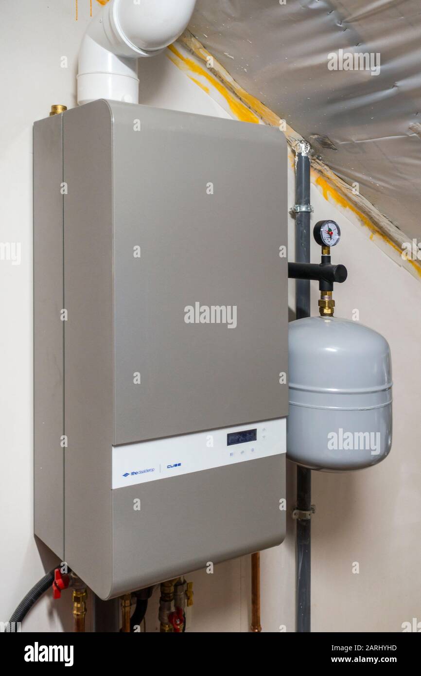 Chaudière à condensation domestique, chauffe-eau alimenté par gaz et vase  d'expansion dans le système de chauffage central Photo Stock - Alamy