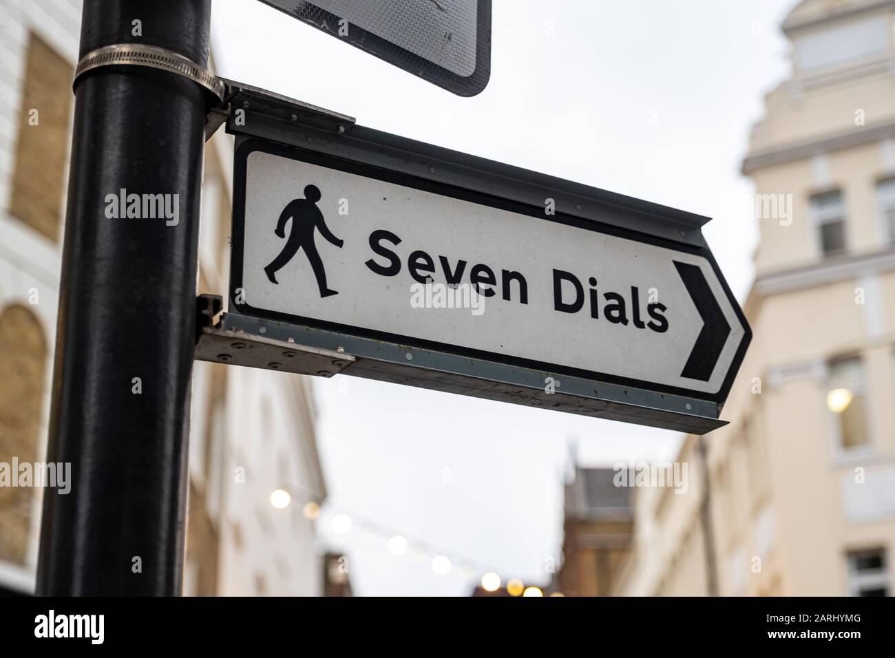 Panneau de direction piéton vers Seven Dials, l'une des attractions les plus populaires pour les touristes à Londres, au Royaume-Uni Banque D'Images