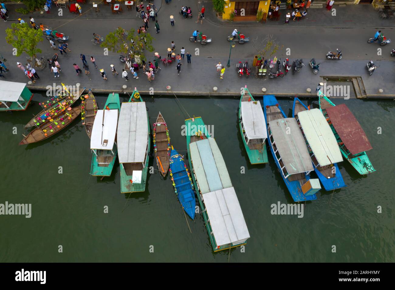 Hoi An au Vietnam avec les vieux bateaux de rivière et les touristes sur la rive de la vue de haut en bas. Hoi An fait partie d'un site du patrimoine mondial de l'UNESCO Banque D'Images