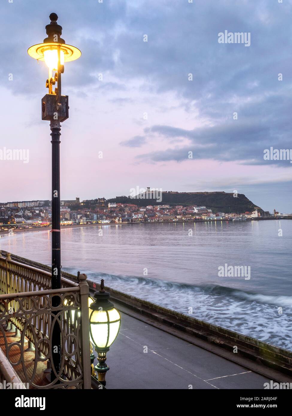 Vue depuis Scarborough Spa au crépuscule de l'autre côté de South Bay vers Castle Hill Scarborough North Yorkshire England Banque D'Images