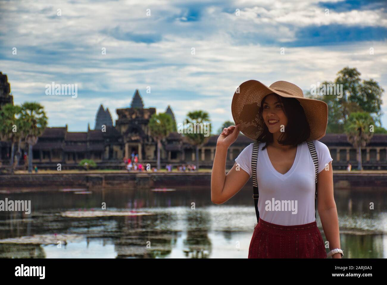 Belle, jolie, jeune fille thaïlandaise explore les ruines anciennes d'Angkor Wat (ville/capitale des temples) complexe de temple hindou à Siem Reap, au Cambodge Banque D'Images