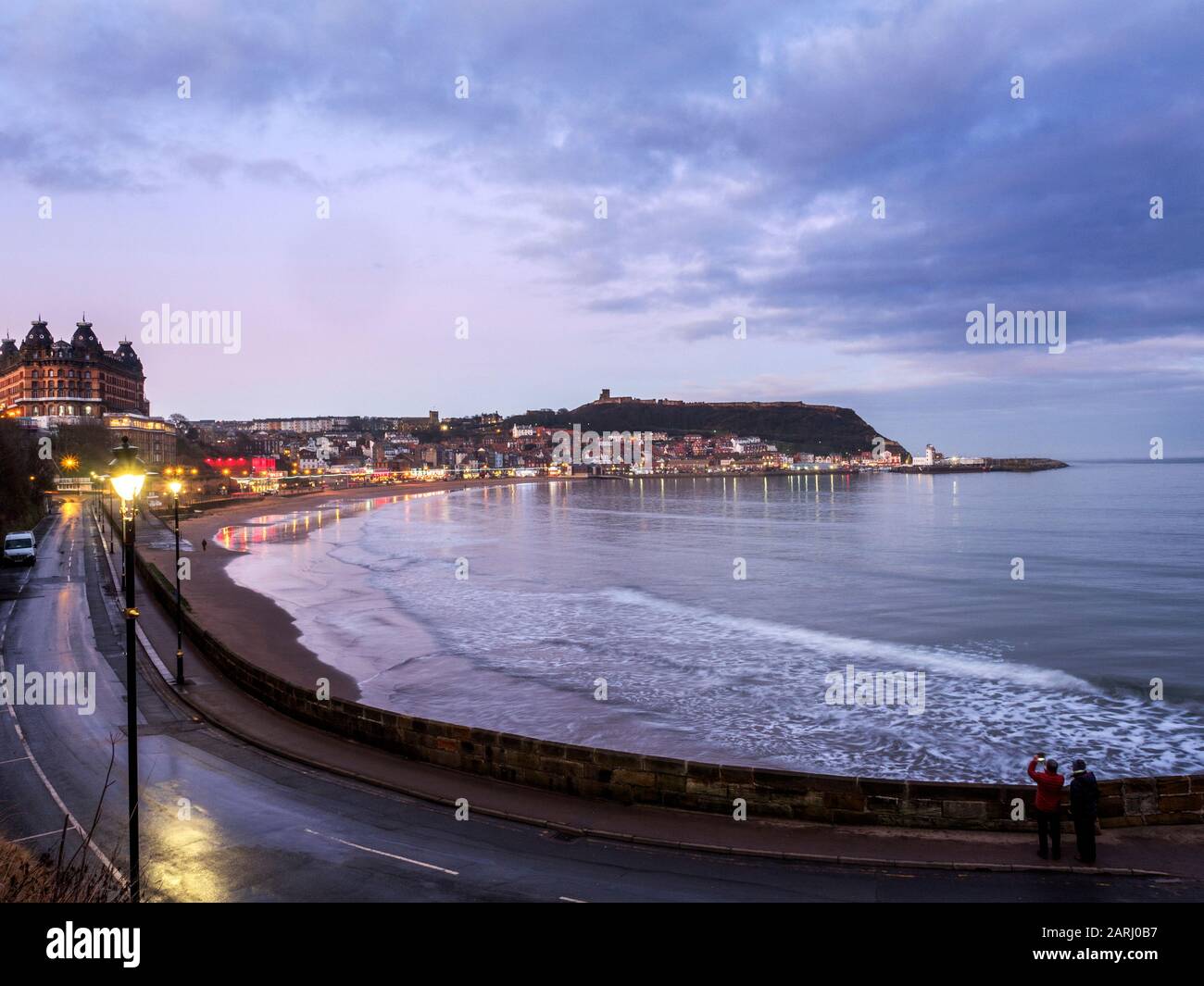 Vue sur South Bay en direction de Castle Hill au crépuscule Scarborough North Yorkshire England Banque D'Images