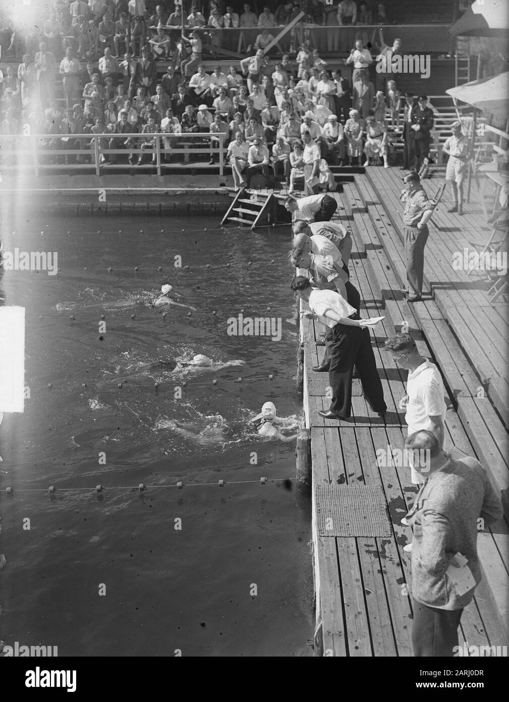 Jannie de Groot ticks au 200 mètres allaiter d'abord à Date: 6 août 1950 mots clés: Nom De La personne de natation: Groot, Jannie de Banque D'Images