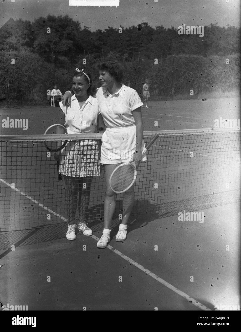 Tennis Pays-Bas contre France (Mesdames) Nel Hermsen (à droite) Date: 6 août 1950 mots clés: TENSEN Nom personnel: Hermsen nel Banque D'Images