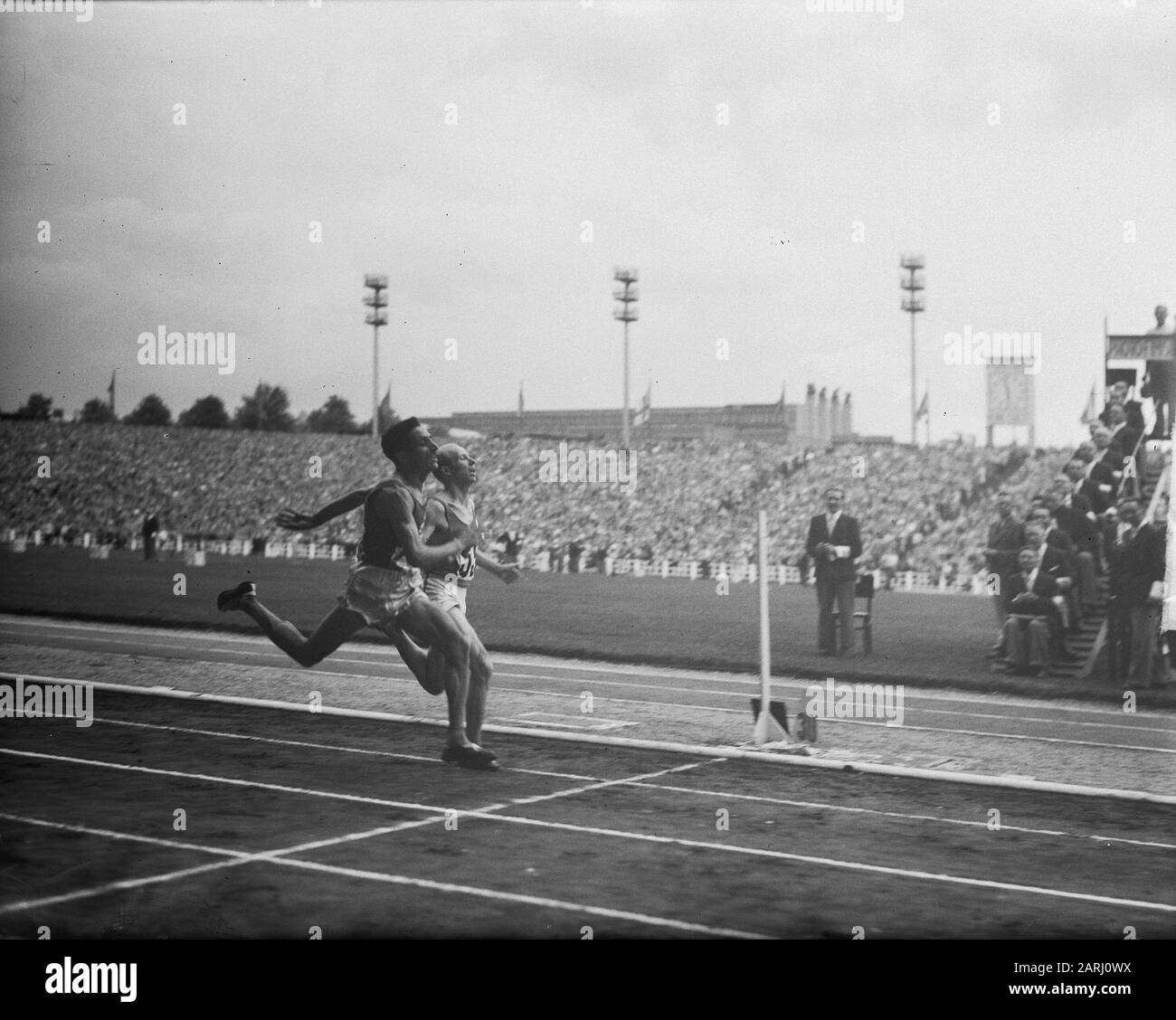 Championnats européens d'athlétisme à Bruxelles; 5000 mètres. Gaston Reiff (Belgique) pour abaisser la marque par l'Emil Zatopek tchèque (à gauche) Date : 27 août 1950 lieu : Bruxelles mots clés : Athlétisme Nom personnel : Reiff, Gaston, Zatopek, Emil Banque D'Images