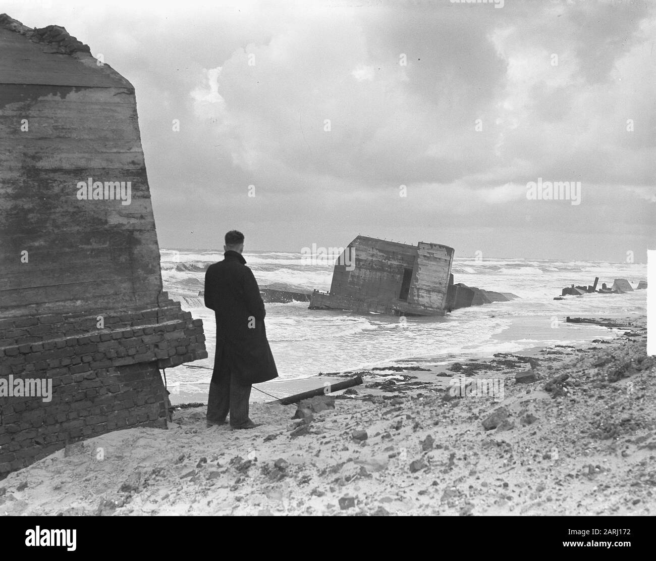 Les bunkers allemands sur la côte de la mer du Nord de Texel disparaissent dans les vagues Date: 22 septembre 1950 lieu: Noord-Holland, Texel mots clés: Bunkers, tempêtes, plages, mer Banque D'Images