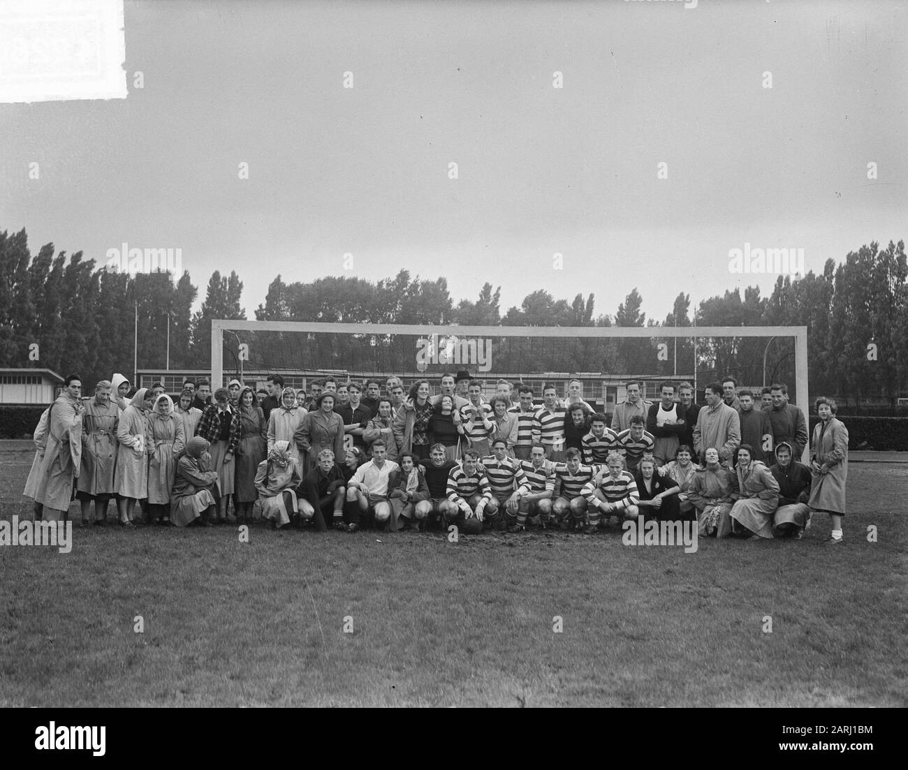 Grand groupe terrain de sport Date : 2 octobre 1950 Banque D'Images