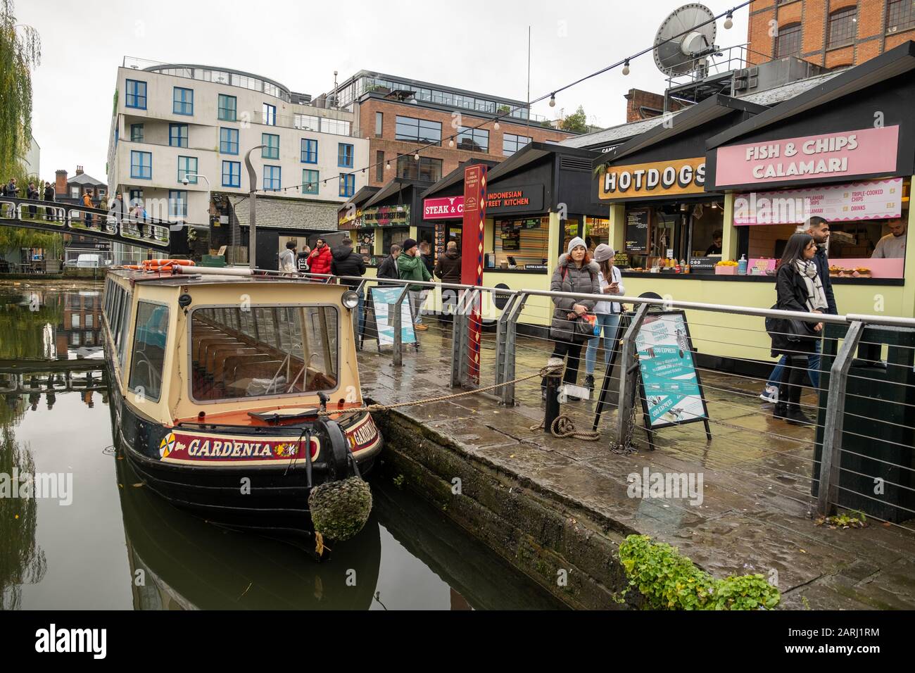 Londres / Royaume-Uni - 26 novembre 2019 : kiosques de restauration de rue le long du point d'amarrage de Camden Lock à Camden Market à Londres Banque D'Images