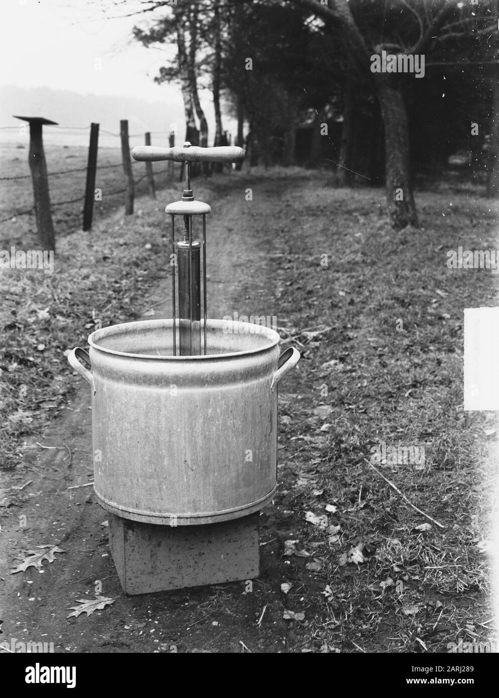 E. Koose du hameau de Joppe (près de Gorssel) a inventé un appareil avec lequel un linge normal peut être fait en 5 minutes. L'utilisation de cette solution coûte moins de savon et moins d'effort. Cette machine, qui ressemble à une pompe à vélo, n'est plus battue par l'eau savonneuse, mais le savon est battu par la cire. Le lave-linge de pompe Date: 30 janvier 1951 lieu: Gueldre, Joppe mots clés: Ménage, inventeurs, inventions, lave-linge Nom: Cours, E. Banque D'Images