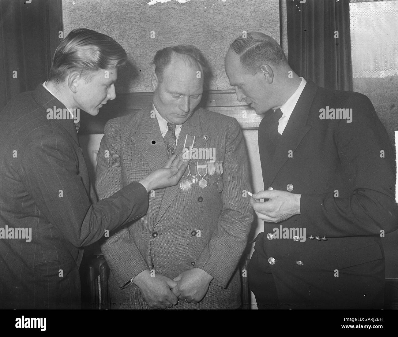 Huling crew Neeltje Jacoba te IJmuiden Date : 18 janvier 1951 lieu : IJmuiden mots clés : équipage, cérémonie Nom de l'établissement : Neeltje Jacoba Banque D'Images