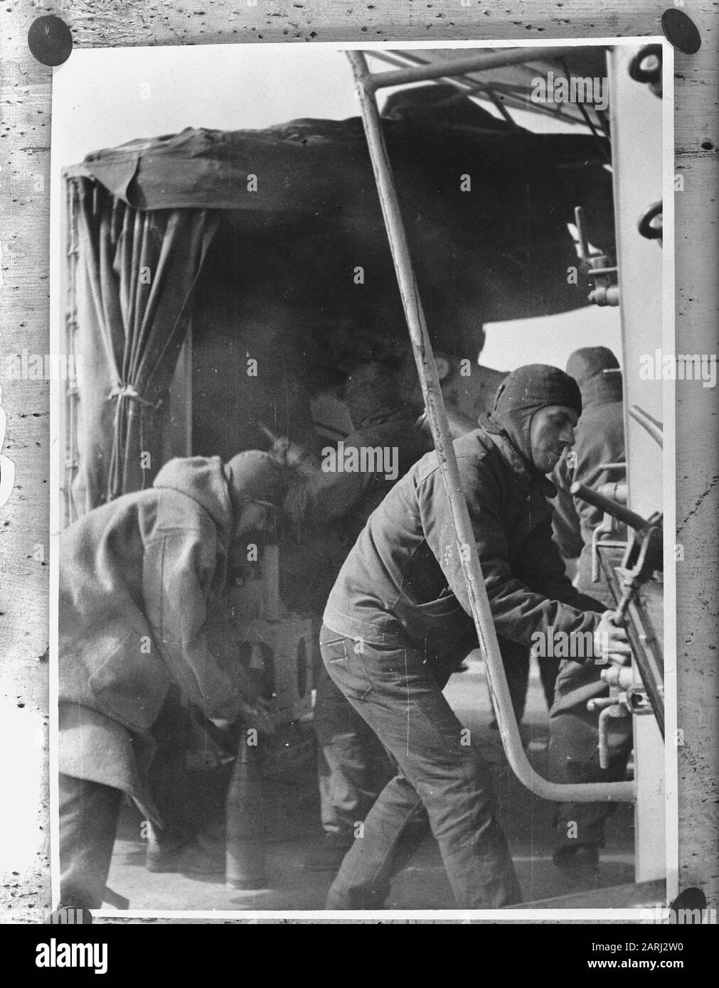 Rh. Mme Dan. Evertsen en action chez Wonsan Molen van Oostvoorne Date : 26 avril 1951 lieu : Oostvoorne mots clés : AKTIES, MOLENS Nom du personnage : EVERTSEN HR. MME. Banque D'Images