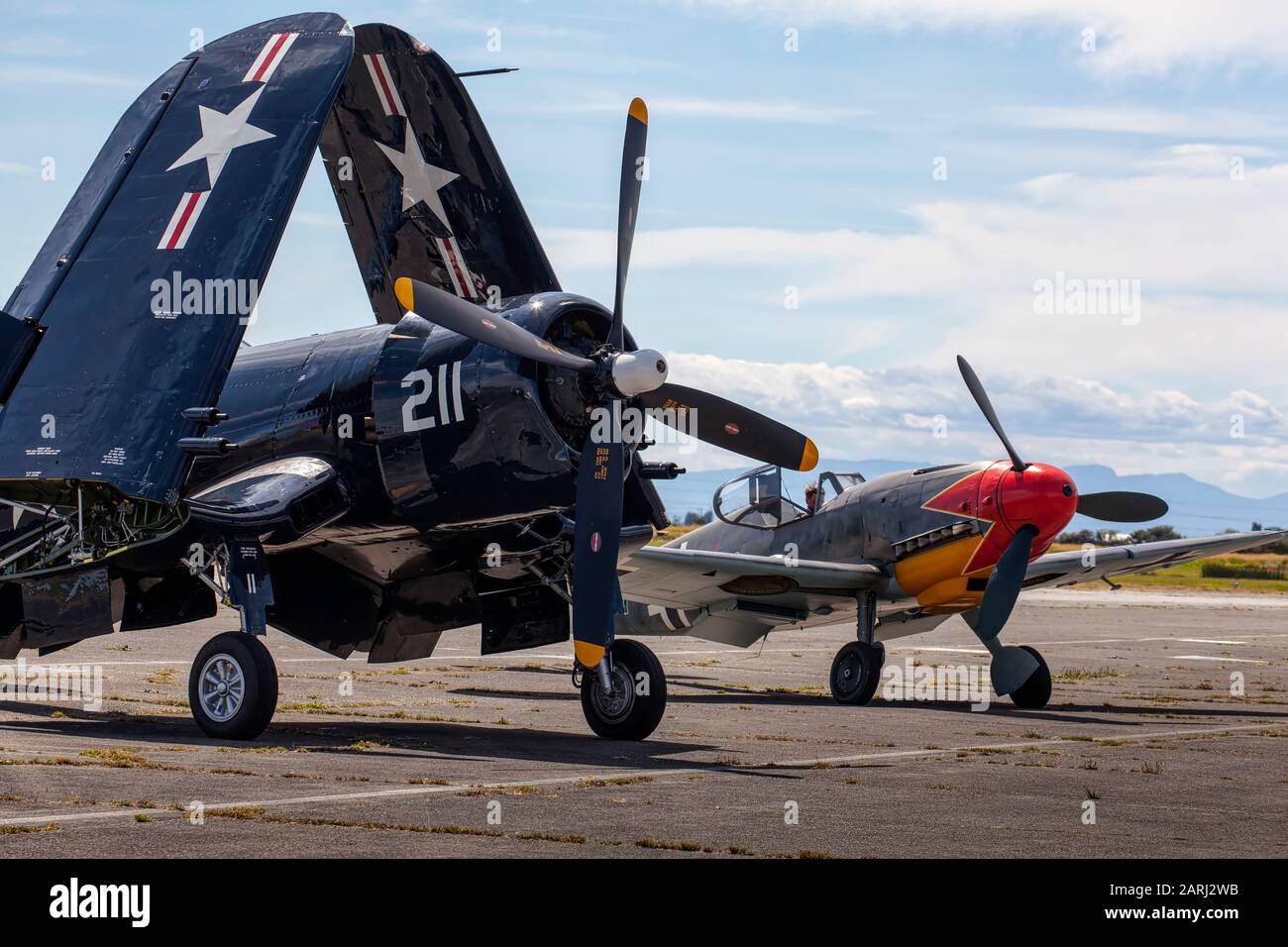F4U Corsair et BF 109 G au tablier Banque D'Images