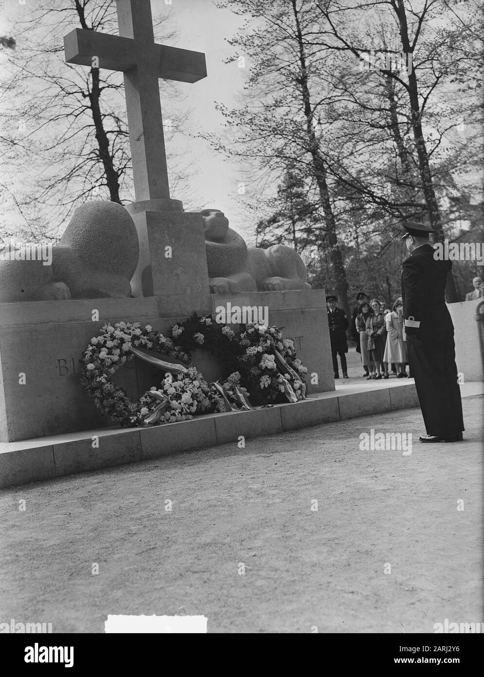 Commémoration des morts sur le Grebbeberg Date : 4 mai 1951 lieu : Grebbeberg, Rhenen mots clés : commémorations, militaires, seconde Guerre mondiale Banque D'Images