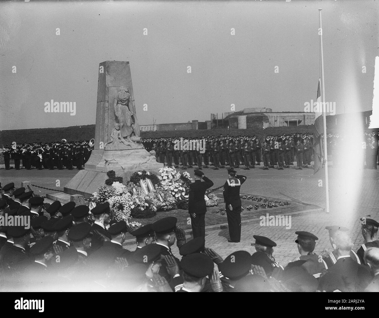 Commémoration Morte À Den Helder Date : 4 Mai 1951 Lieu : Den Helder Mots Clés : Commémorations, Marine, Seconde Guerre Mondiale Banque D'Images