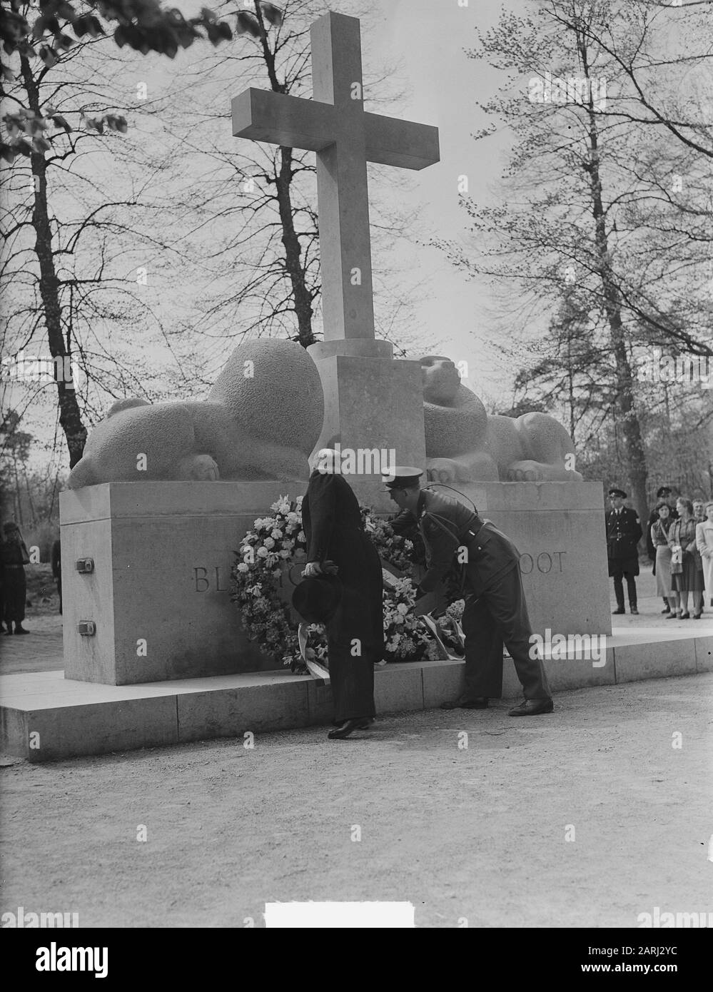 Commémoration des morts au Monument de l'Armée nationale sur le champ d'honneur militaire Grebbeberg Annotation: Le design est de l'architecte J.J.P. Oud, la sculpture de John Raedecker Date : 4 mai 1951 lieu : Grebbeberg, Rhenen, Utrecht (province) mots clés : commémorations, commémorations, couronnes, militaires, monuments de guerre, seconde Guerre mondiale Banque D'Images