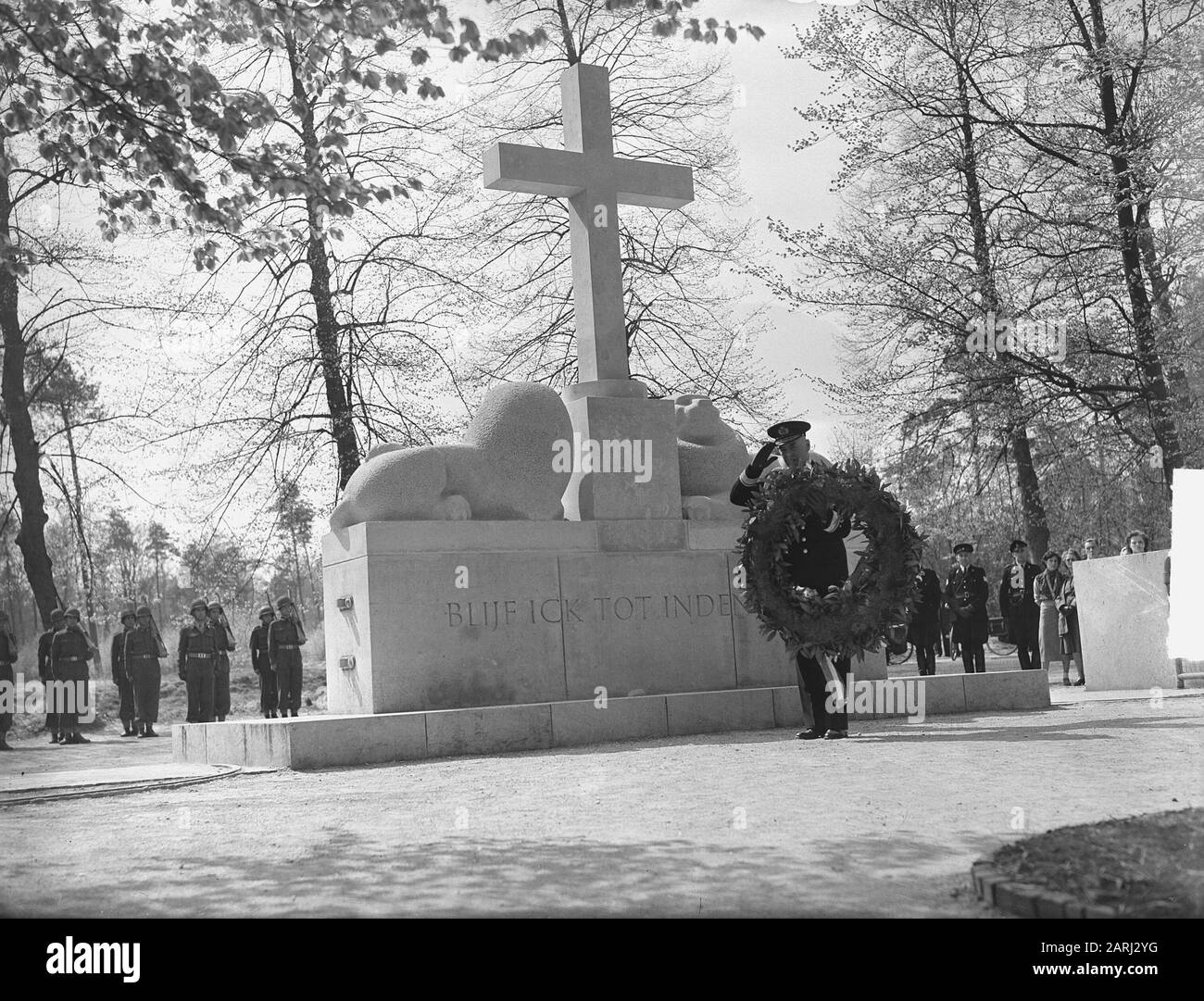 Commémoration des morts au Monument de l'Armée nationale sur le champ d'honneur militaire Grebbeberg Annotation: Le design est de l'architecte J.J.P. Oud, la sculpture de John Raedecker Date : 4 mai 1951 lieu : Grebbeberg, Rhenen, Utrecht (province) mots clés : commémorations, commémorations, soldats, monuments de guerre, seconde Guerre mondiale Banque D'Images