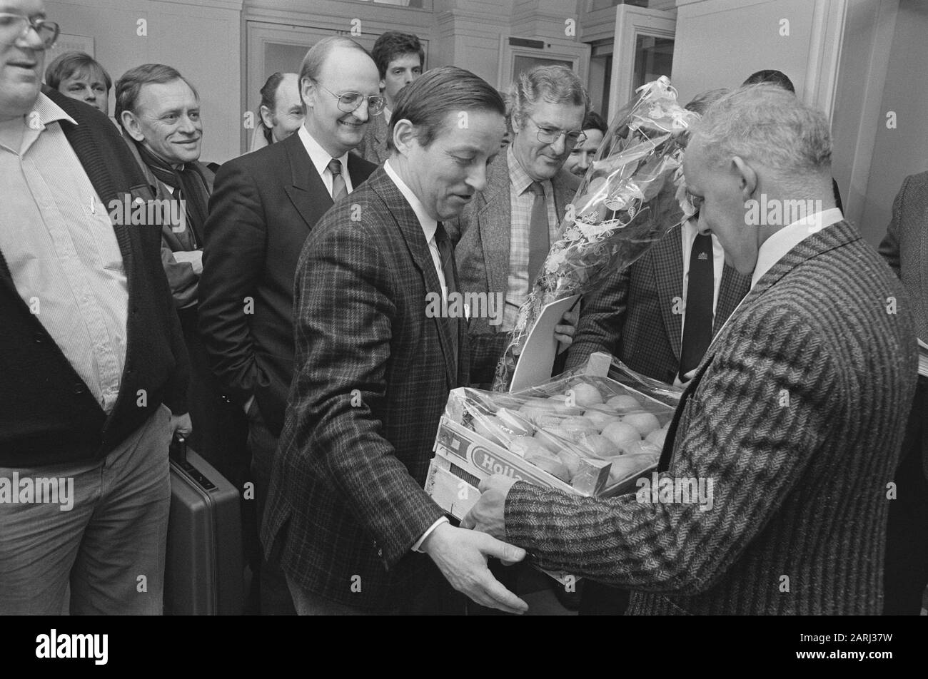 Association des conducteurs de train de la Nouvelle-Écosse offre président KamerCiev&W livre blanc et boîtes de pommes aigre dans lesquelles ils ont souvent à mordre Date: 24 février 1987 mots clés: Pommes, machinistes, associations Nom de l'institution: NS Banque D'Images