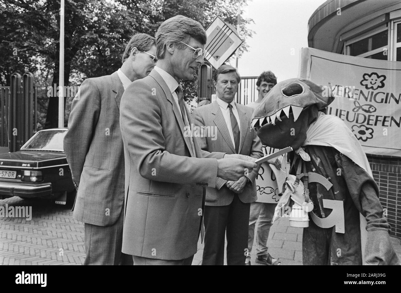 Association Défense environnementale avec grenouille poison active bi Shell Amsterdam Nord contre l'aldrine et le dieldrine Date: 5 juin 1985 lieu: Amsterdam, Noord-Holland mots clés: Environnement, associations Nom de l'institution: Shell Banque D'Images