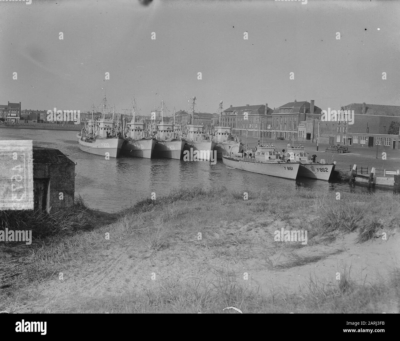Factotum De L'Exercice De Flotte. Traverses de cheminée pour la flotte de Scheveningen. Dans le port de Scheveningen Date : 7 juillet 1951 lieu : Scheveningen, Zuid-Holland mots clés : ports, marine, leetschouwen Banque D'Images