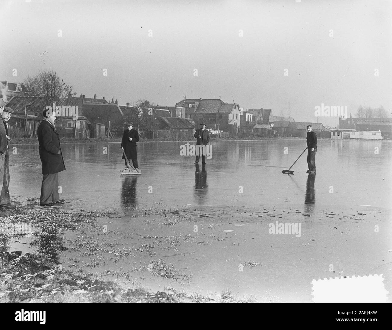 La première glace du Diemer-Ice Club est balayée Date : 13 décembre 1951 mots clés : IJS Banque D'Images