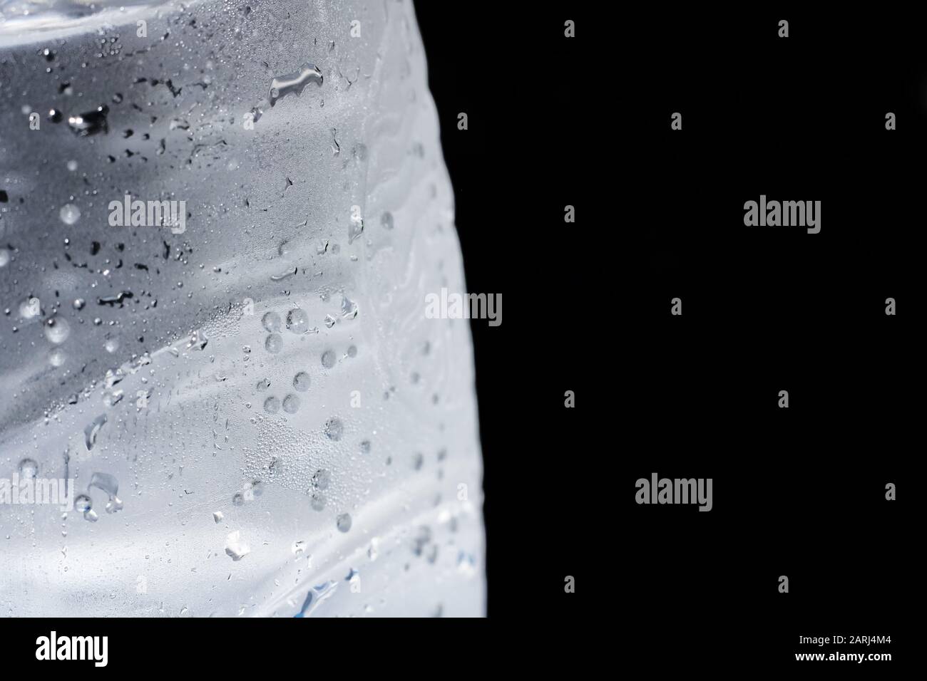 Bulles dans une bouteille d'eau froide sur fond noir gros plan Banque D'Images