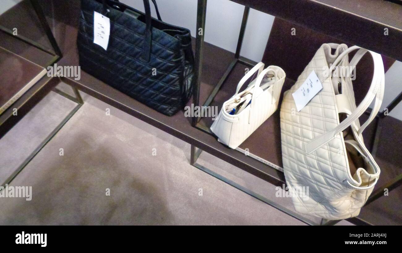 Sacs et chaussures de luxe en cuir de marque dans les célèbres boutiques et  fenêtres à Milan, en Italie Photo Stock - Alamy