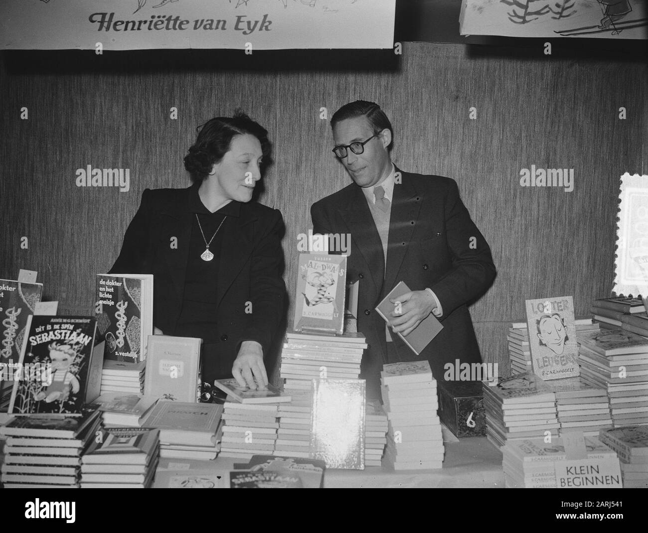 Auteurs vendre des livres Bijenkorf Amsterdam Date: 1 mars 1952 lieu: Amsterdam, Noord-Holland mots clés: Bijenkorf, LIVRES, ÉCRIVAINS, vente Banque D'Images