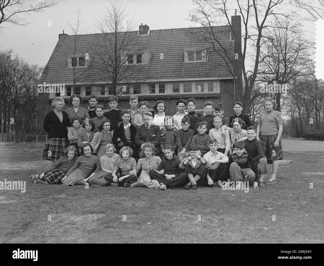 Gustav Brieglebhuis À Valkeveen. Accueil de la Fondation Vakantie Kinder Feast (VKF) maisons, vacances, fêtes de Noël, Briegleb Gustav Date : 3 mars 1952 lieu : Noord-Holland, Valkeveen mots clés : fêtes de Noël, maisons, vacances Nom personnel : Briegleb Gustav Banque D'Images