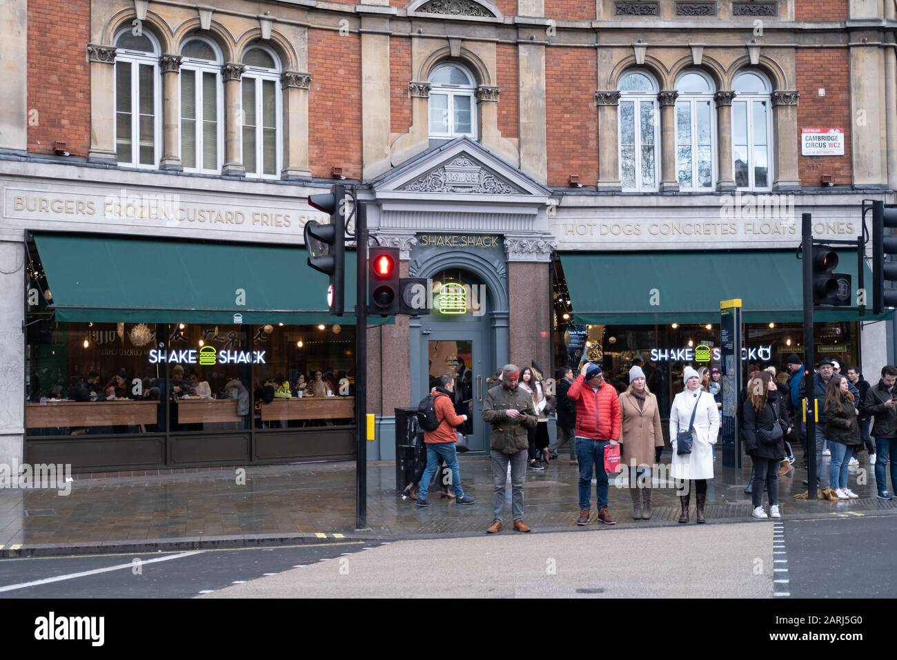 Londres / Royaume-Uni - 24 novembre 2019 : les gens qui marchent devant le restaurant Shake Shack sur le Cambridge Circus à Londres, au Royaume-Uni. Shak Shack est un Fast-food américain Banque D'Images