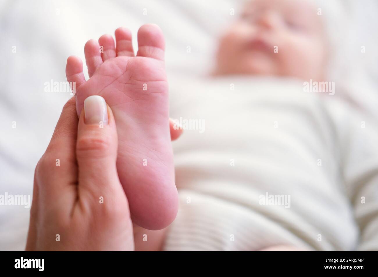 Massage Gros Plan Sur Les Pieds De Bebe Dans Les Mains De La Mere Copyspace Une Jeune Femme Caucasienne Fait Un Massage Pour Un Bebe Heureux Sur Un Lit Blanc A La