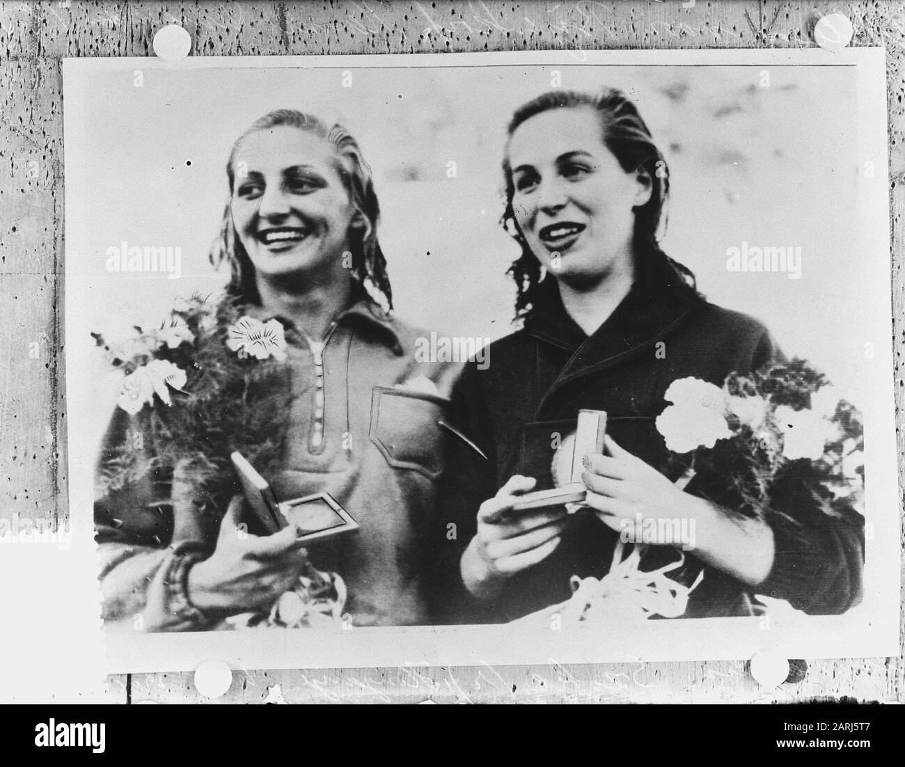 Hannie Termeulen (à gauche), argent sur le 100 m libre aux Jeux Olympiques de 1952), à droite Katalin Szöke (Hongrie), gagnant. Date : 28 juillet 1952 mots clés : gagnants, nom De la personne à nager : Hannie Termeulen, Katalin Szöke Nom de l'institution : Jeux Olympiques Banque D'Images