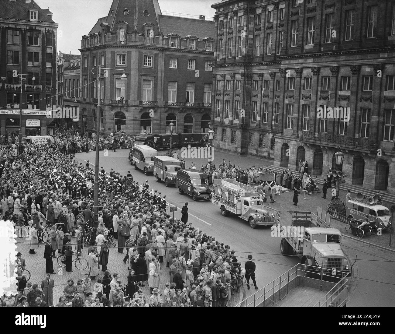 IJ tunnel Star Ride Motorsport on the Dam Annotation: A column camions and vans for the Royal Palace Date: 26 septembre 1952 lieu: Amsterdam, Noord-Holland mots clés: Motorsports, camions Banque D'Images