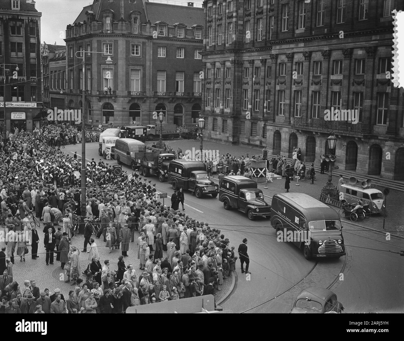 IJ tunnel Star Ride Motorsport on the Dam Annotation: A column camions and vans for the Royal Palace Date: 26 septembre 1952 lieu: Amsterdam, Noord-Holland mots clés: Motorsports, camions Banque D'Images