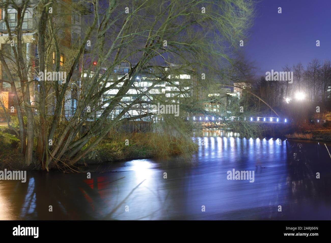 Blocs de bureaux à Whitehall Leeds reflétant dans la rivière aire la nuit. Banque D'Images