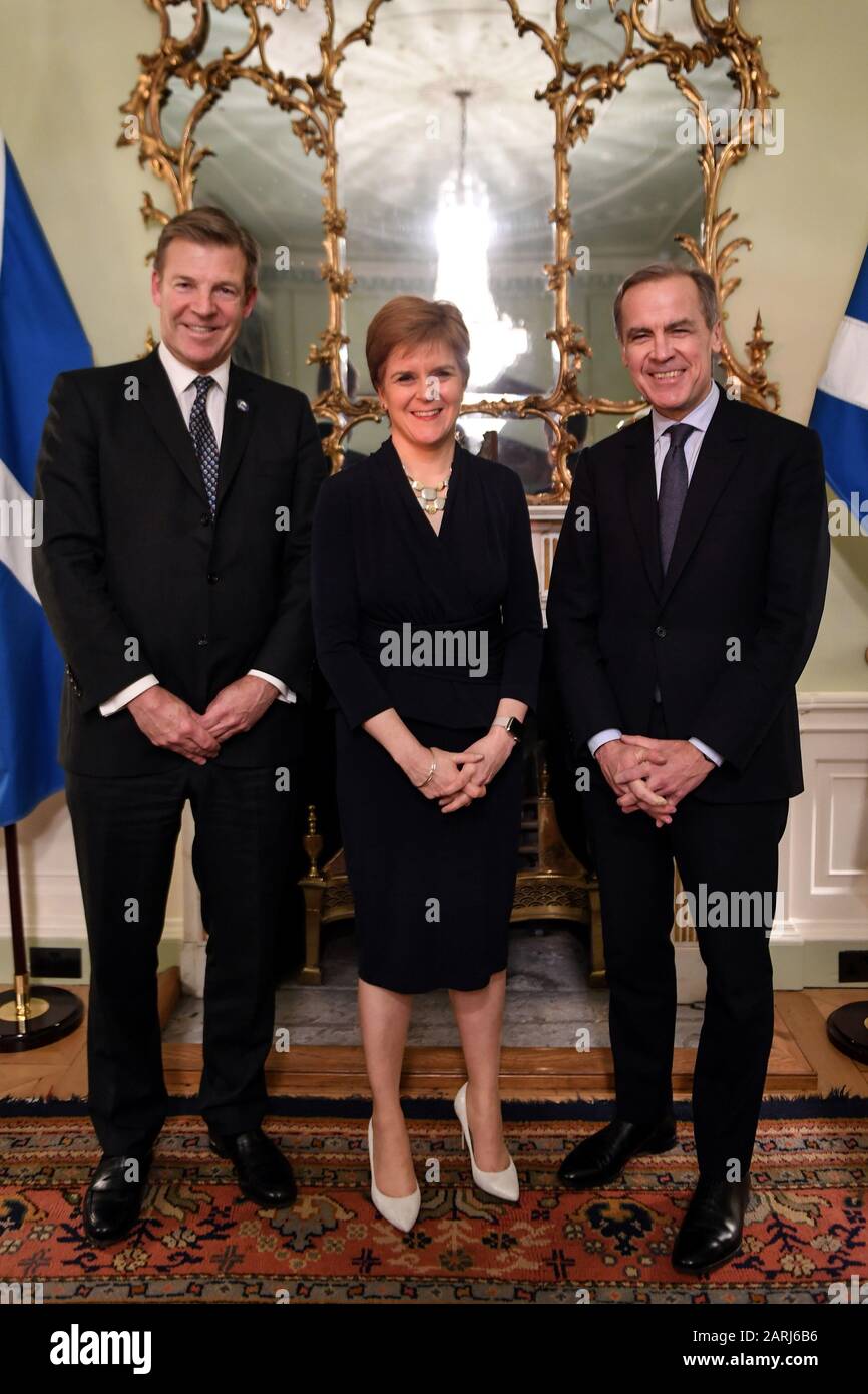 Le premier ministre écossais Nicola Sturgeon avec le maire de la ville de Londres, William Russell et le gouverneur de la Banque d'Angleterre Mark Carney (à droite), à Bute House, à Édimbourg. Banque D'Images