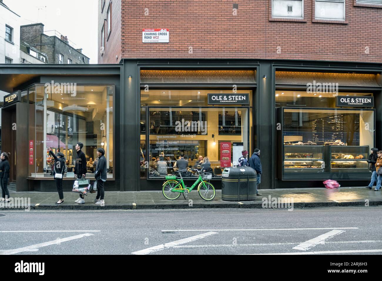 Londres / Royaume-Uni - 24 novembre 2019: Les gens qui marchent devant la boulangerie Ole & Steen sur la Charing Cross Road à Londres, au Royaume-Uni. OLE & Steen Lagkagehuset est un b danois Banque D'Images