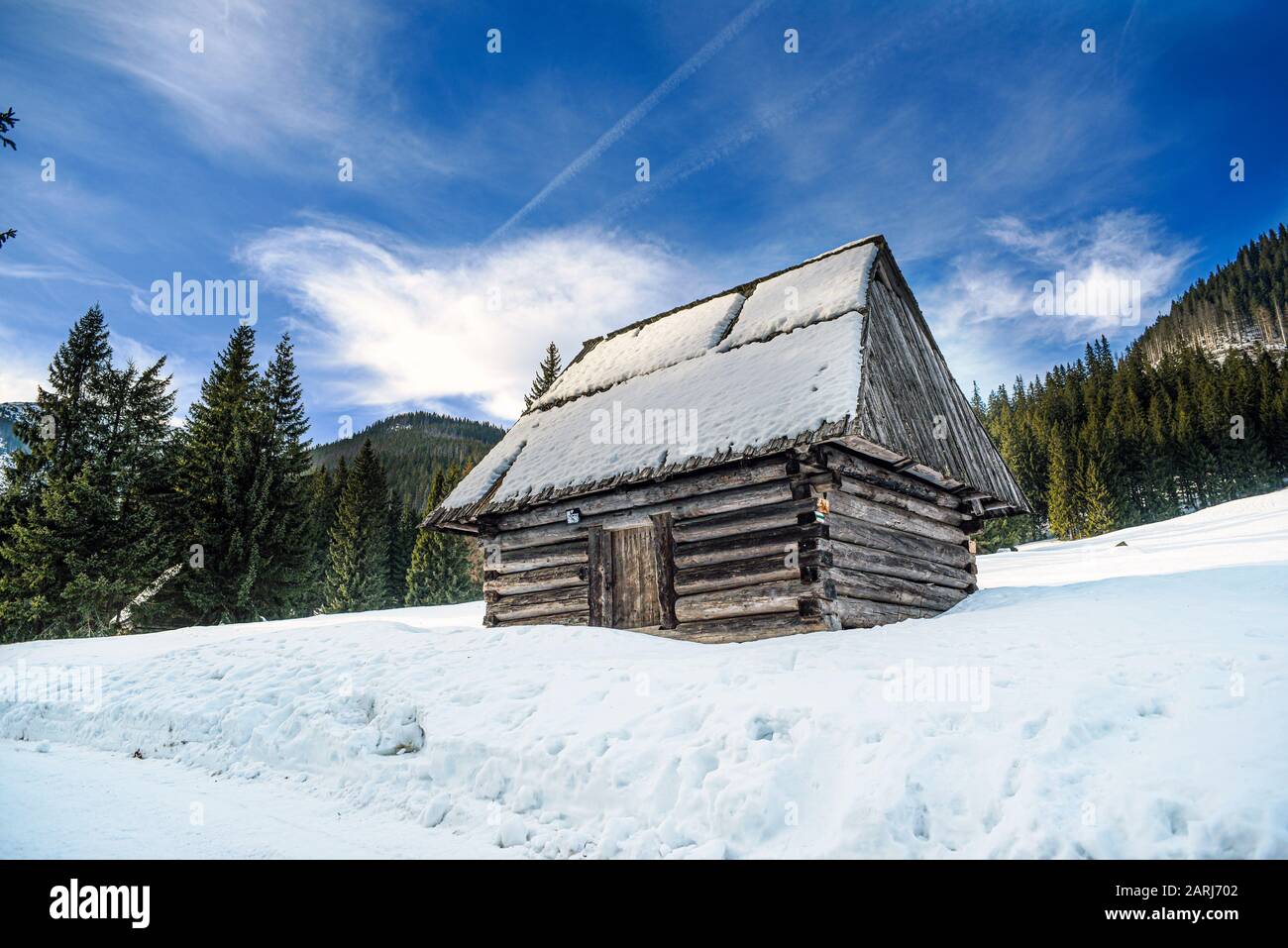 Petite ancienne cabine en bois dans les montagnes en hiver. Banque D'Images