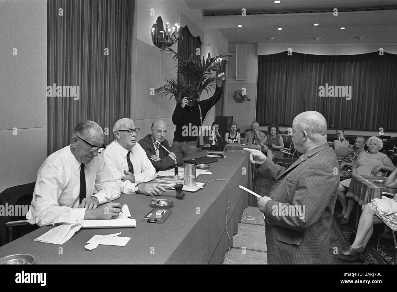 Réunion de l'intérêt général Du Parti Des Personnes Âgées; Verbeek pose des questions à J. Mustard sur son histoire de guerre, G. J. Bergen Date : 6 août 1970 mots clés : réunions, questions Nom personnel : intérêt général du Parti des personnes âgées, G. J. Bergen, VERBEEK Banque D'Images