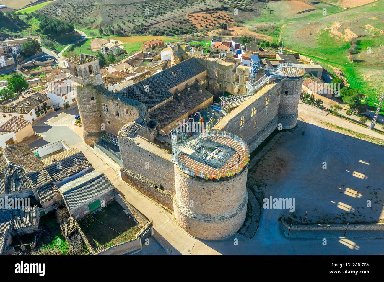 Vue aérienne de l'église du château médiéval de Garcimunoz où l'architecture ancienne rencontre l'architecture moderne en Espagne Banque D'Images