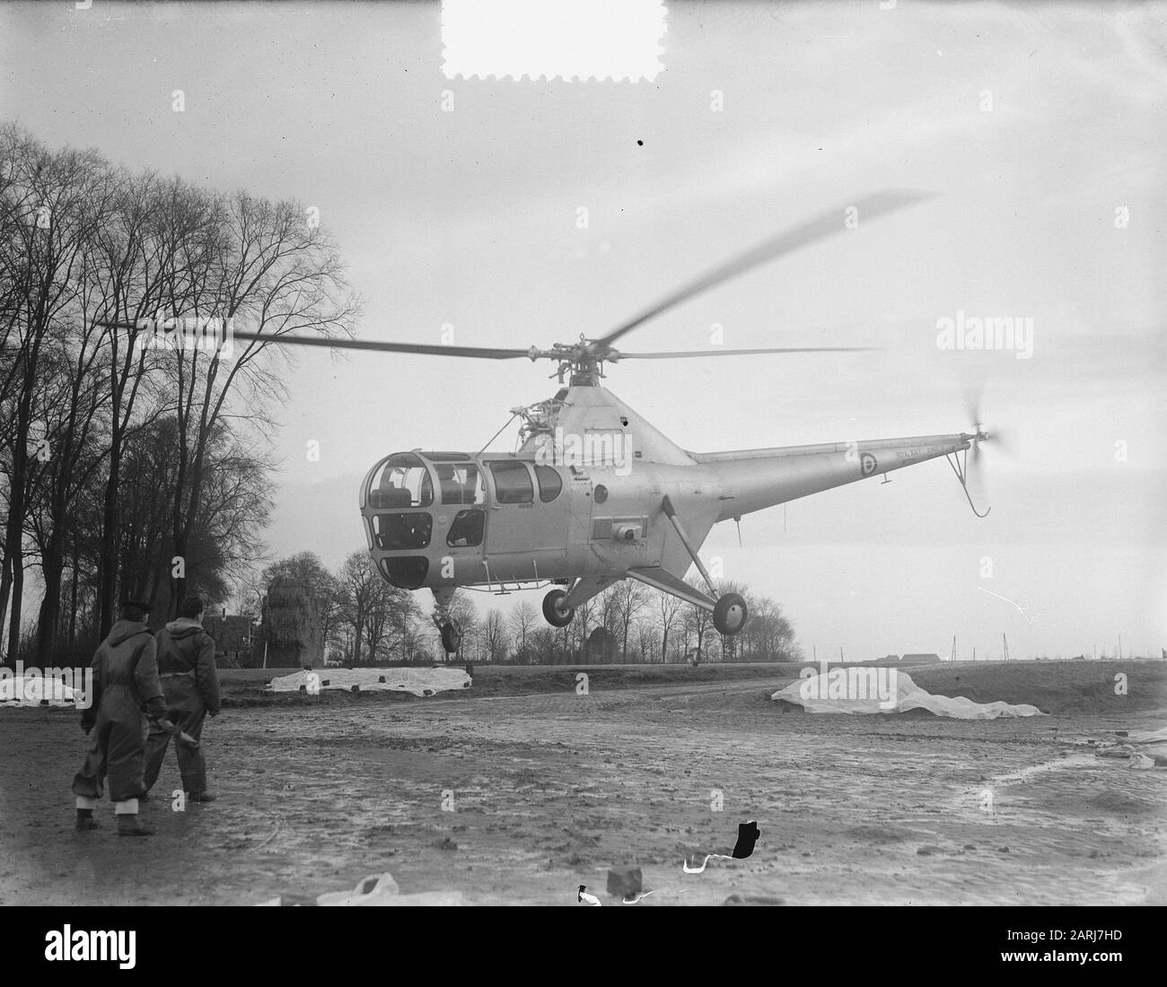 Watersnood 1953 Sikorsky S 51 Helicopter lands in Zierikzee Date : 5 février 1953 lieu : Zeeland, Zierikzee mots clés : hélicoptères, inondation Banque D'Images Watersnood 1953 Sikorsky S 51 Helicopter lands in Zierikzee Date : 5 février 1953 lieu : Zeeland, Zierikzee mots clés : hélicoptères, inondation Banque D'Images